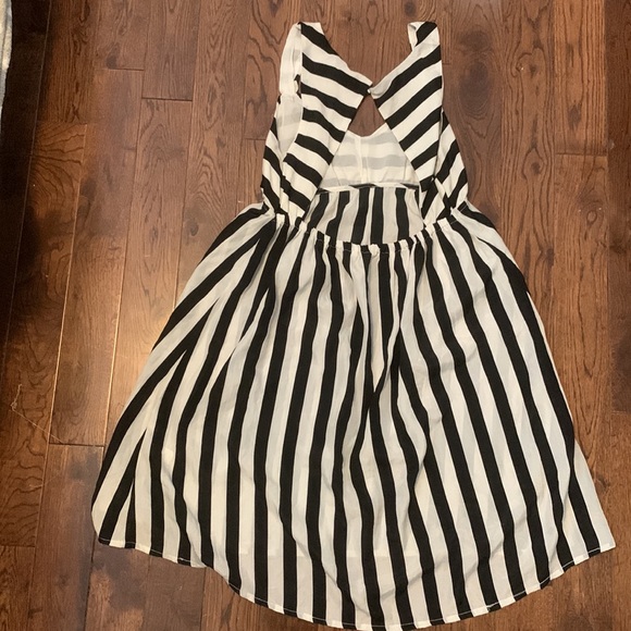 Size medium white and black stripped dress - Picture 3 of 3
